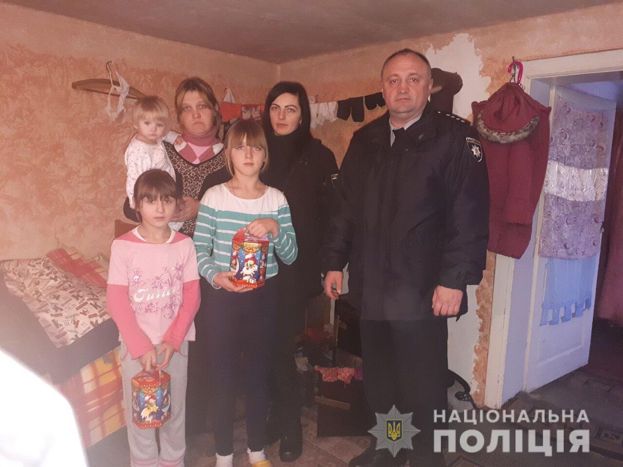 Поліцейські Мукачівщини навідалися до сім'ї, яка опинилися в складних життєвих обставинах (ФОТО)