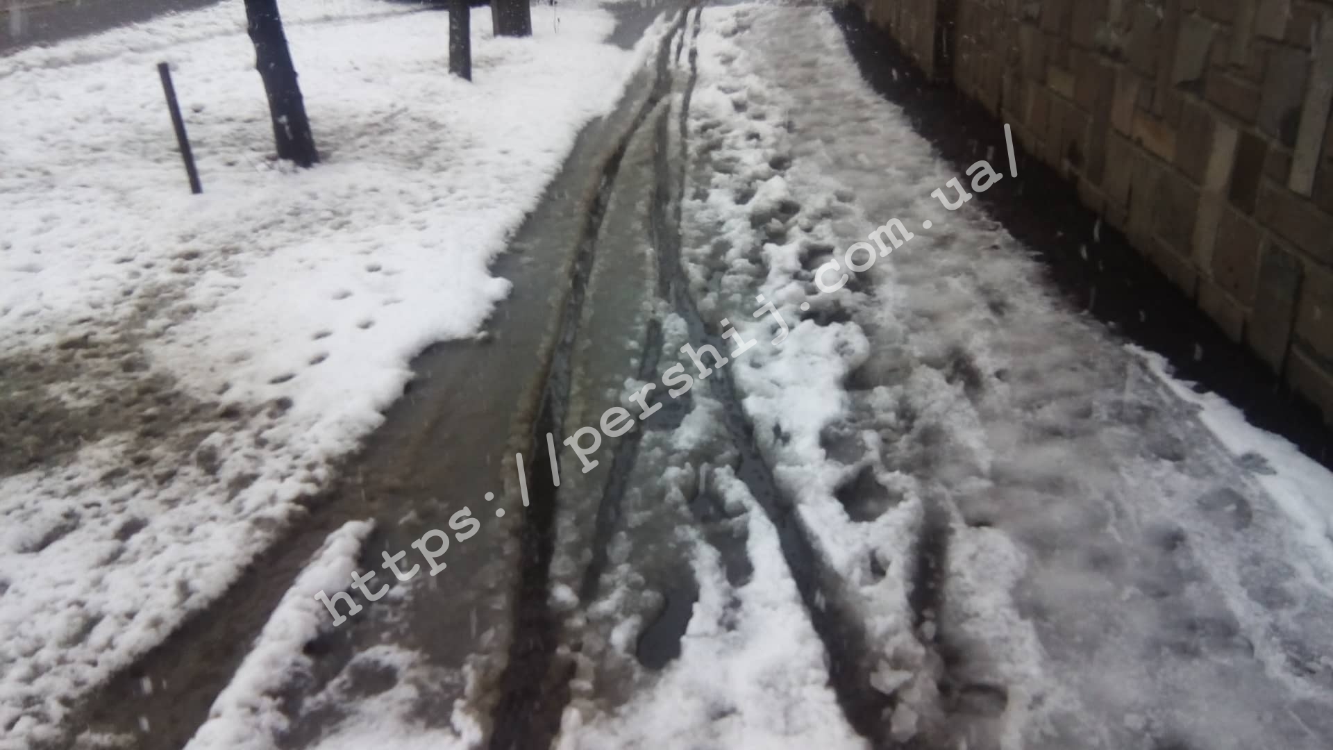 Снігопад перетворив вулиці Мукачева у суцільну смугу перешкод (ФОТО)