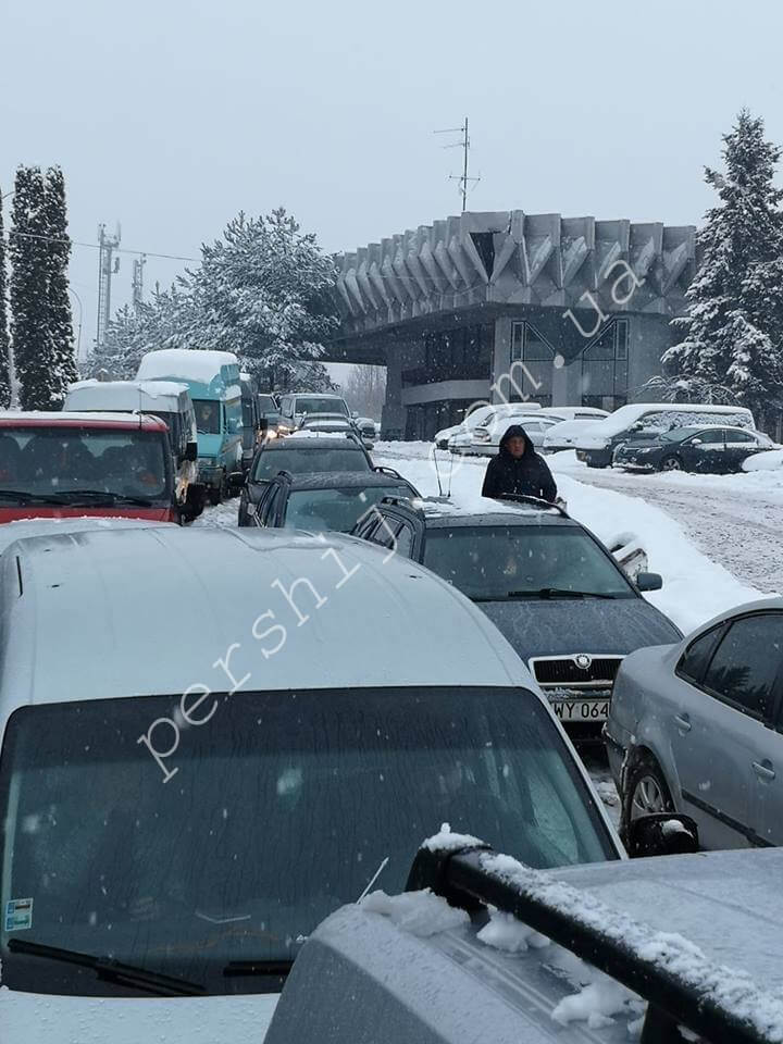 На українсько-словацькому кордоні довжелезні черги (ФОТОФАКТ)