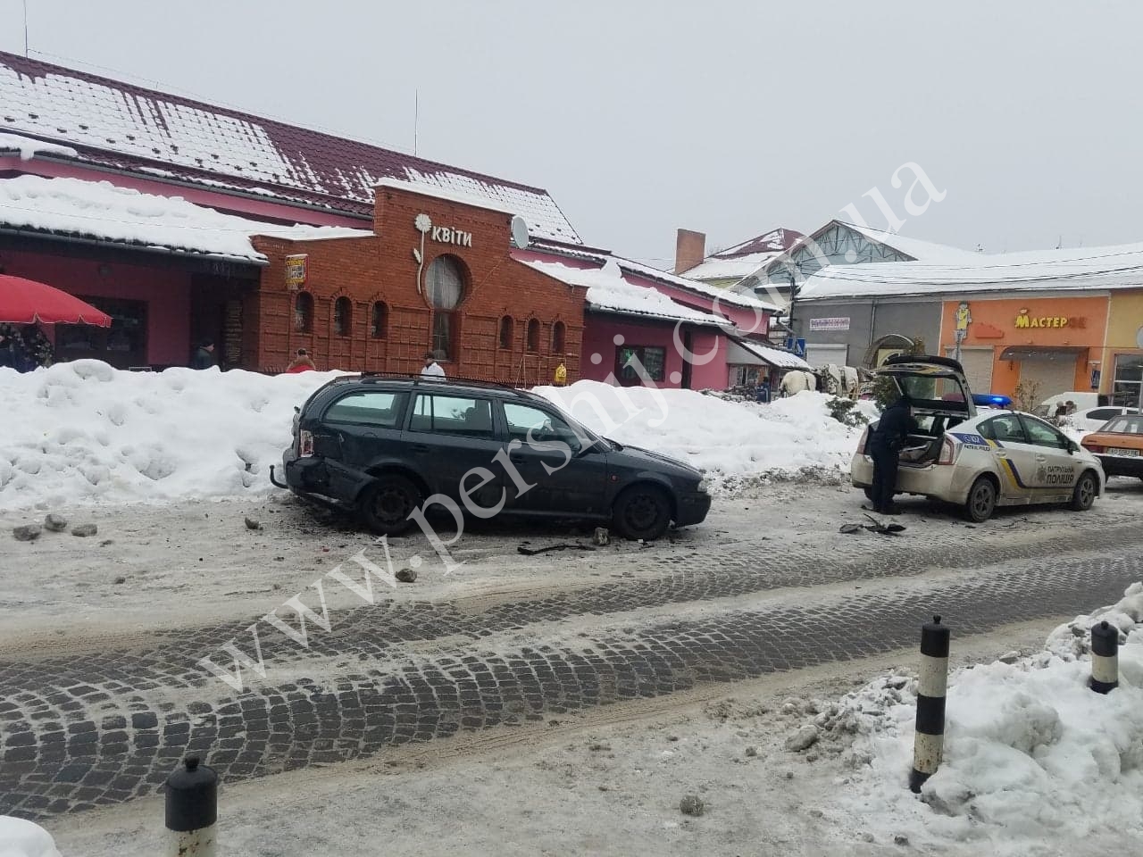 В центрі Мукачева ДТП: біля ринку потрощило авто на словацьких номерах (ФОТО)