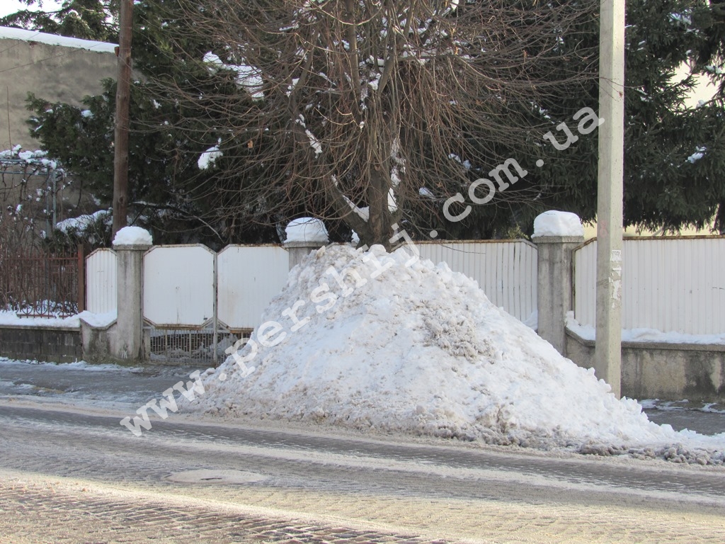 Снігові кучугури в Мукачеві сягають людського зросту, а тротуари подекуди стали непрохідними (ФОТО)