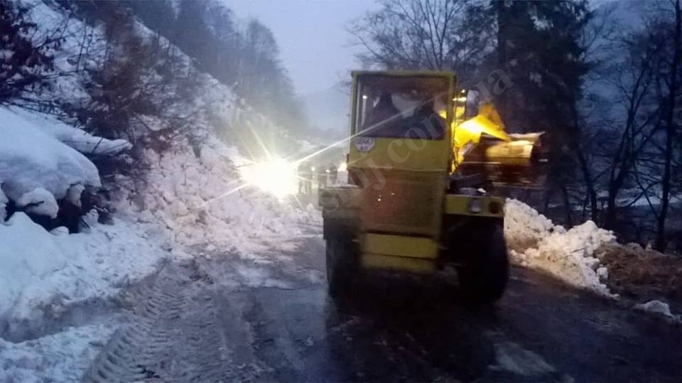 У службі автодоріг Закарпаття розповіли про ситуацію на дорозі Н-09, де зійшла лавина (ФОТО)