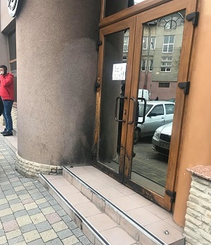 У Мукачеві невідомі намагалися підпалити один із популярних місцевих ресторанів (ФОТО)