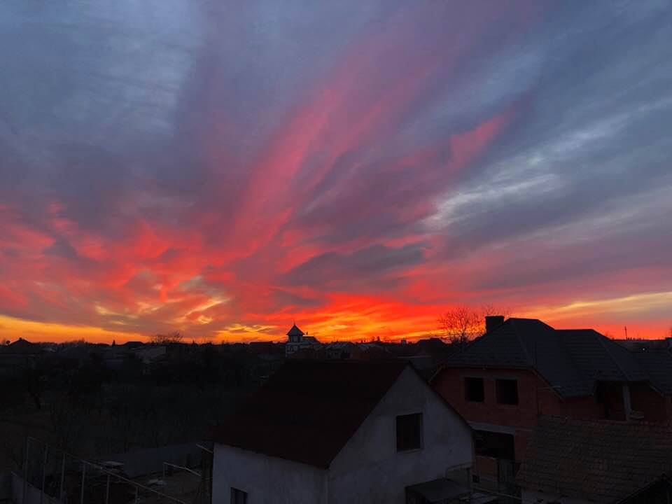 Багряний захід сонця спостерігали у Мукачеві
