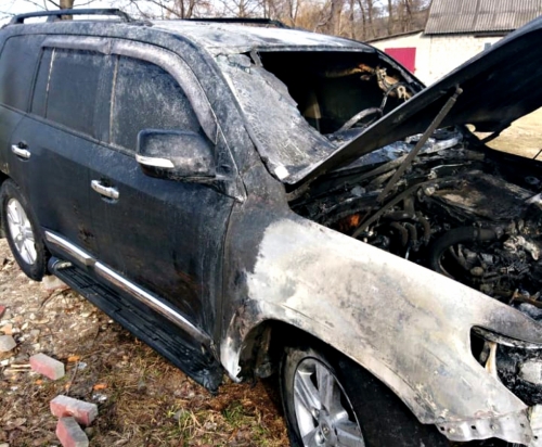 З невідомих причин у Нижній Апші вщент згорів позашляховик (ФОТО)