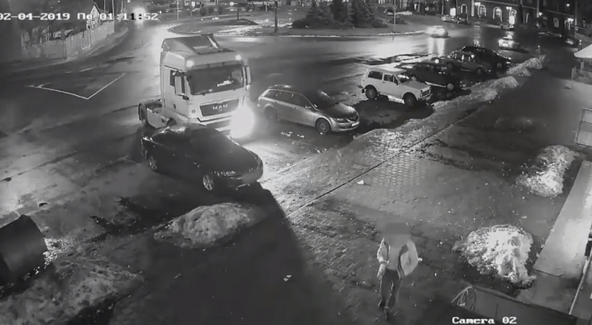 Ужгородська поліція розшукує водія фури, який потрощив інше авто та втік з місця ДТП (ВІДЕО)