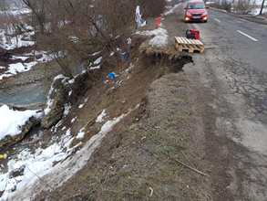 Ділянка дороги Порошково - Т. Поляна, у вкрай аварійному стані через зсув ґрунту (ФОТО)