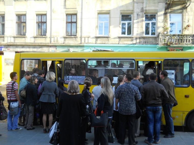 Боротьба за місце в переповеній "маршрутці" ледь не вартувала вагітній ужгородці неприємних наслідків - соцмережі