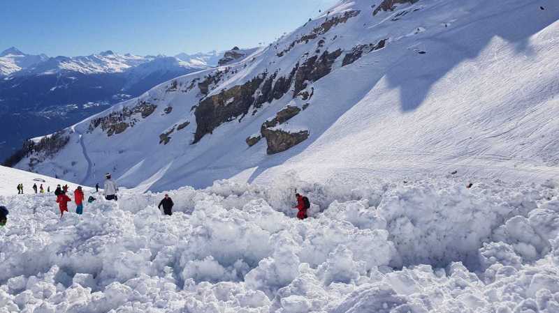 У Швейцарії зійшла лавина: в сніговому полоні щонайменше 10 осіб (ФОТО, ВІДЕО)