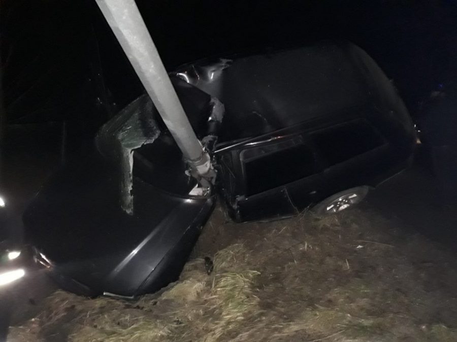 У містечку в Карпатах "Audi A4" розкроїло через удар в електроопору: водія вирізали з салону (ФОТО)