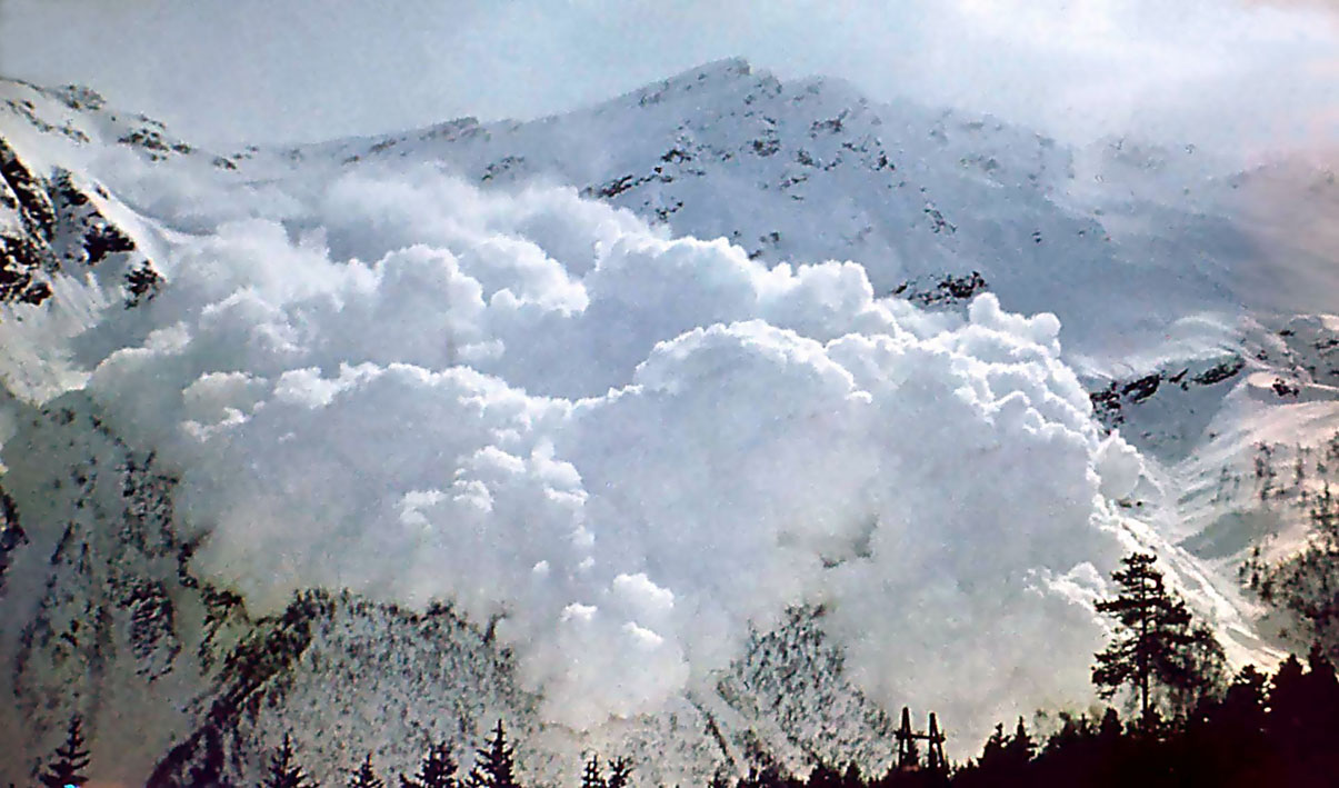 4 - 5 лютого на високогір’ї та в горах Закарпатської області в зв’язку з відлигою утримується значна снiголавинна небезпека (III рiвень)