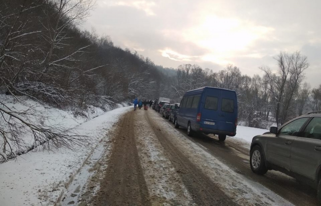 На Угорщину: в одному з пунктів пропуску на Закарпатті утворилась черга з десятків авто