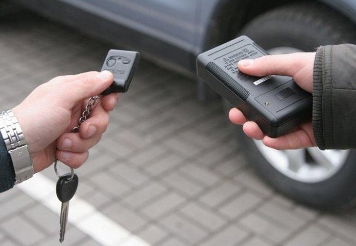 В Ужгороді орудують автомобільні крадії, які зчитують дані з автомобільного ключа грабером