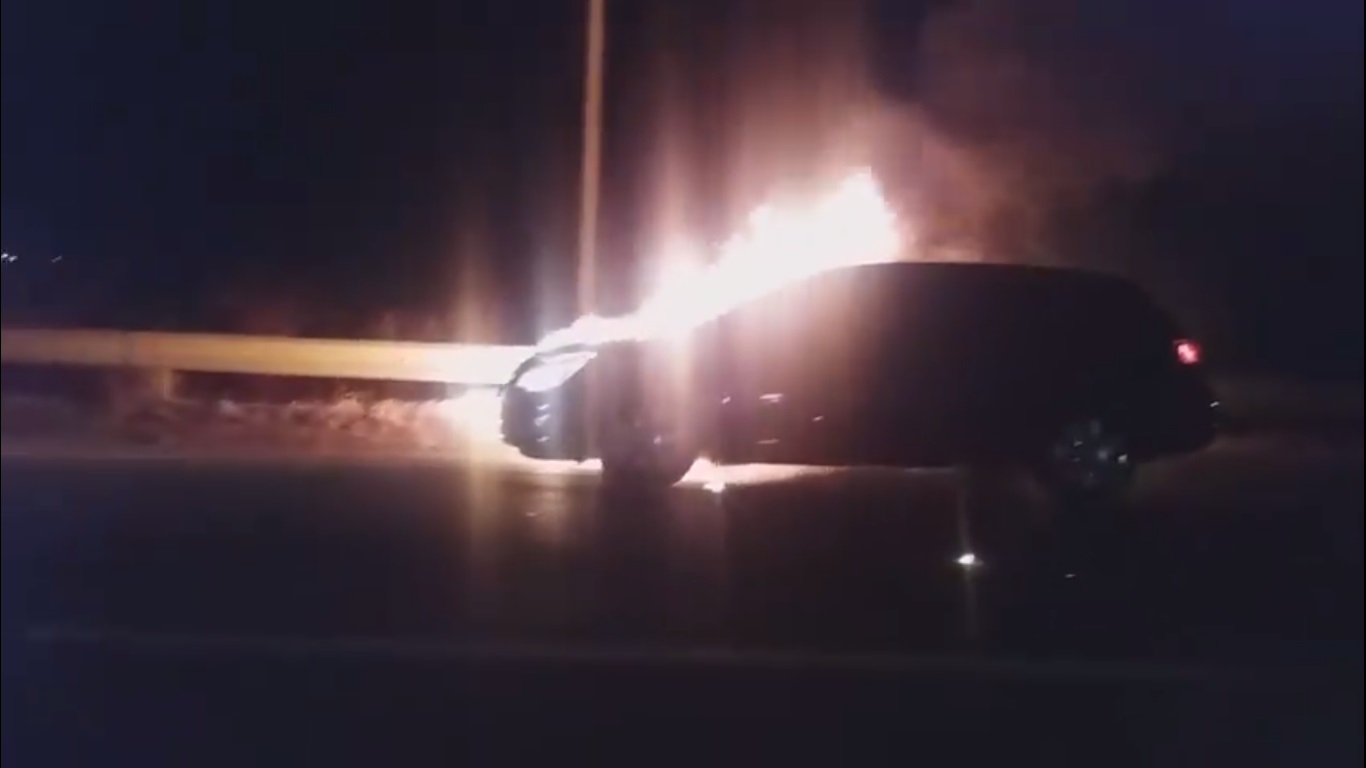 Полум’я охопило весь кузов: на трасі "Київ — Чоп" загорілась автівка (ФОТО, ВІДЕО 18+)