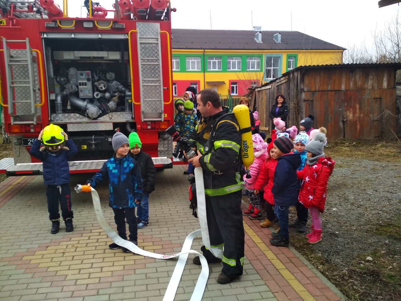 Тячівські дітлахи весело провели час разом з рятувальниками (ФОТО)