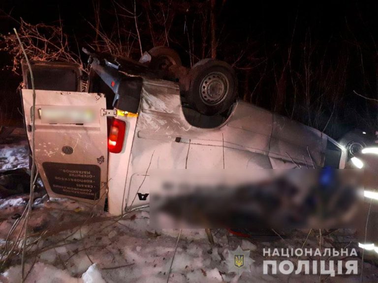 На трасі Київ-Харків перекинувся автобус з українцями, що їхали з Варшави: четверо загиблих (ФОТО)