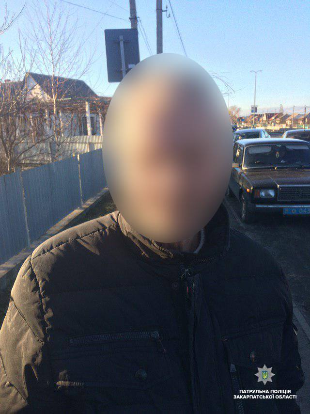 Закарпатські поліцейські притягнуть водія до кримінальної відповідальності за спробу дати хабар (ФОТО)