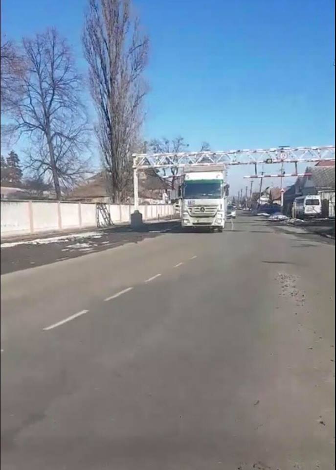 У Мукачеві вантажівка, порушивши ПДР, застрягла під обмежувачем (ВІДЕО)