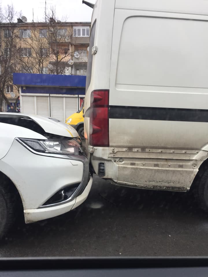 В Ужгороді поліцейська автівка "поцілувала" автобус - соцмережі (ФОТО)