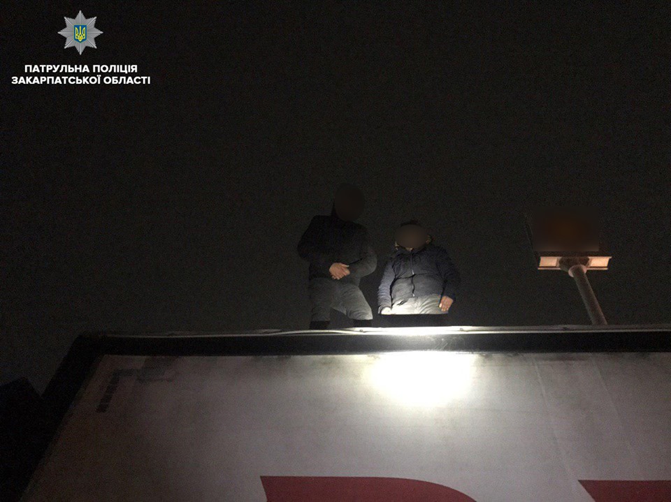 Намагалися перетнути кордон на даху вантажівки: мукачівські поліцейські затримали "кмітливих" нелегалів (ФОТО)