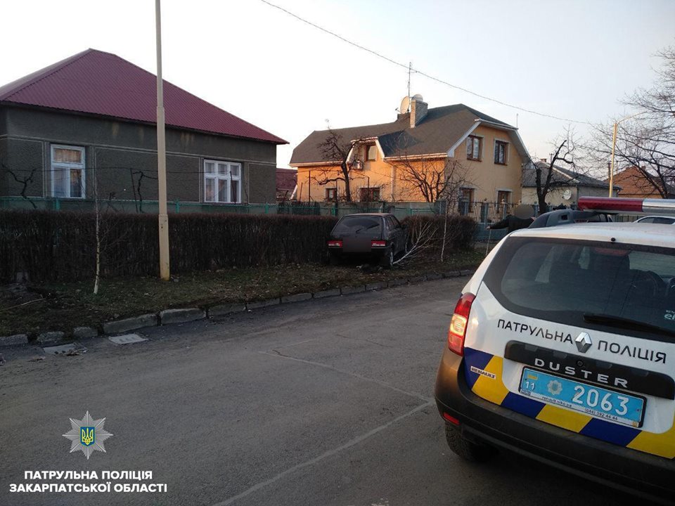Ужгородський правопорушник, скоївши ДТП, мав намір втекти та "зупинився" в кущах (ФОТО)