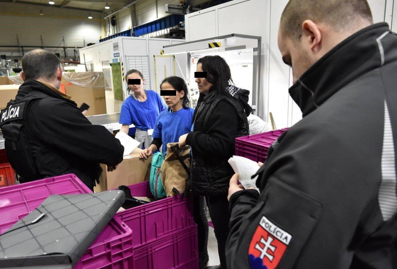 Словаки продовжують депортувати нелегальних заробітчан з України (ФОТО)