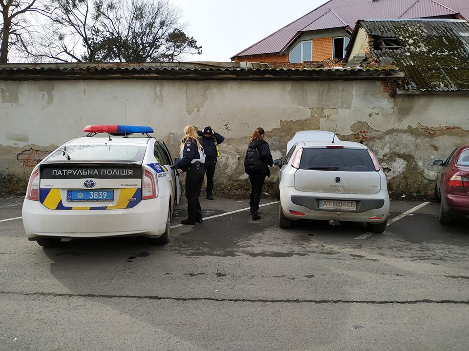 "Старі схеми" Нової поліції: в Мукачеві жінка поспішаючи з дитиною в лікарню "нарвалась" на неприємність (ФОТО, ВІДЕО)