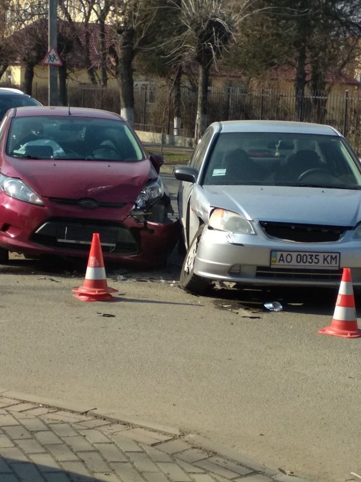 "Цікаво, чого боїться ця людина?": в Ужгороді учасник ДТП у першу чергу пішов ховати автономери - соцмережі (ФОТО)