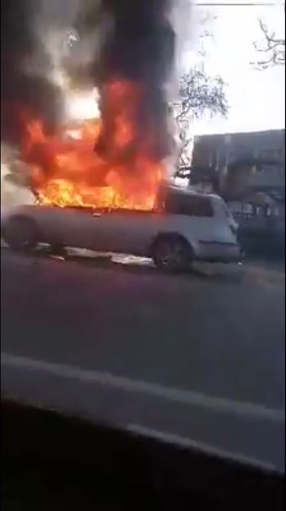 Ранок на Ужгородщині видався "гарячим": біля обласного центру палала автівка (ВІДЕО)