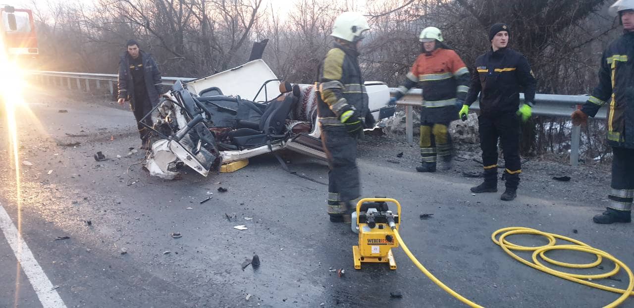 «Mercedes» відкинуло на узбіччя, двигун «Жигулів» вилетів з авто та пошкодив «Volkswagen Passat»: моторошні подробиці аварії в Хусті