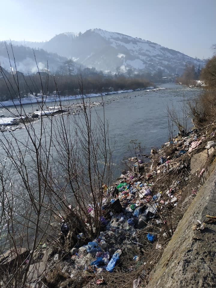 У Рахові на місцевих мешканців склали протокол за скидання сміття на берег Тиси (ФОТО)
