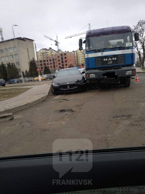 ДТП без потерпілих: вантажівка наїхала на Maserati (ФОТО)