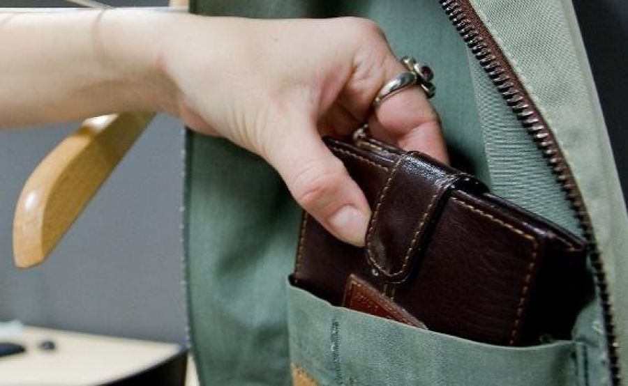 Ужгородка самостійно затримала кишенькову крадійку, що поцупила її гаманець (ФОТО, ВІДЕО)