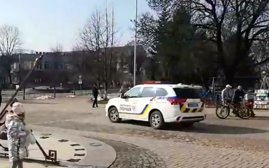 У Іршаві поліцейські на службовому авто з сиреною і маячками їздять по центральній площі міста (ВІДЕО)