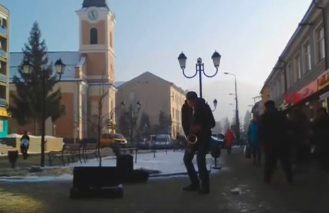 Мережею поширюють відео незвичного вуличного музиканта із Хуста (ВІДЕО)