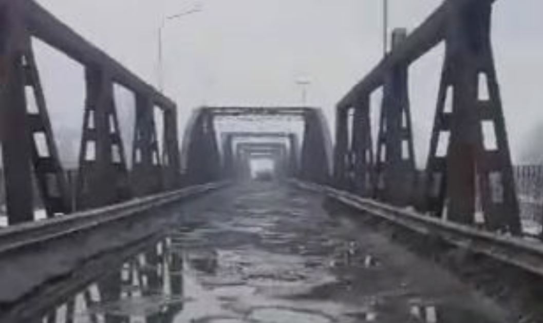 Смуга перешкод під водою: у мережі показали стан вишківського мосту на Закарпатті (ВІДЕО)