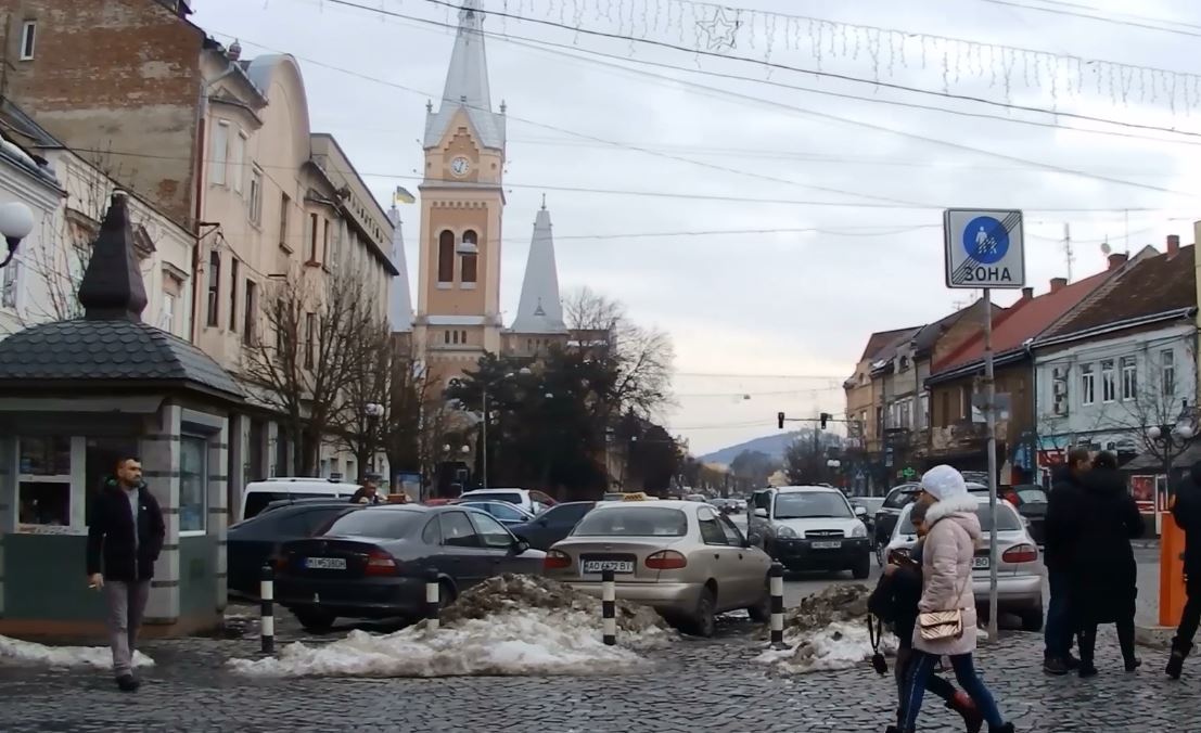 "Je t'aime" в Мукачеві: у центрі міста грає саксофоніст (ВІДЕО)