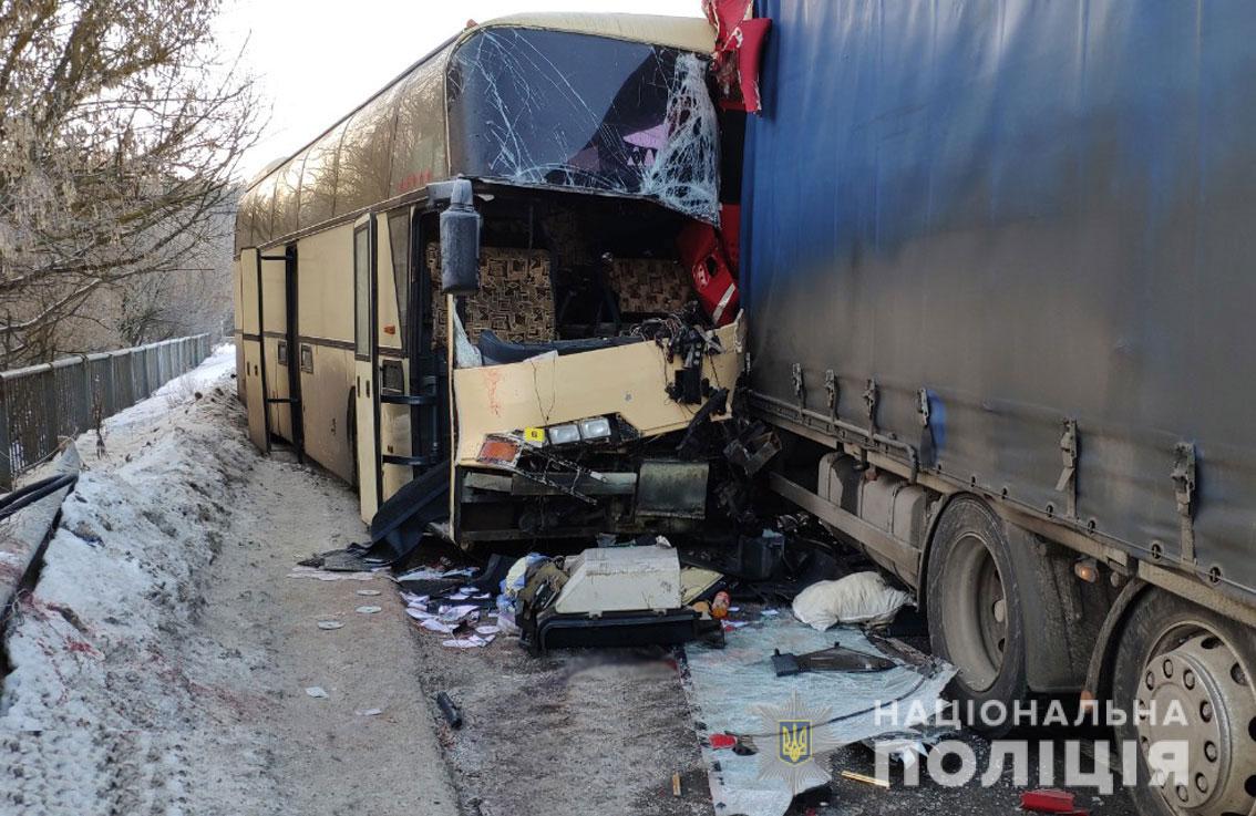 Трапилася смертельна ДТП за участі вантажівки та пасажирського автобуса (ФОТО)