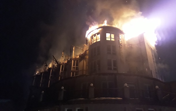 Сьогодні вночі вогонь знищив готель на гірськолижному курорті в Карпатах