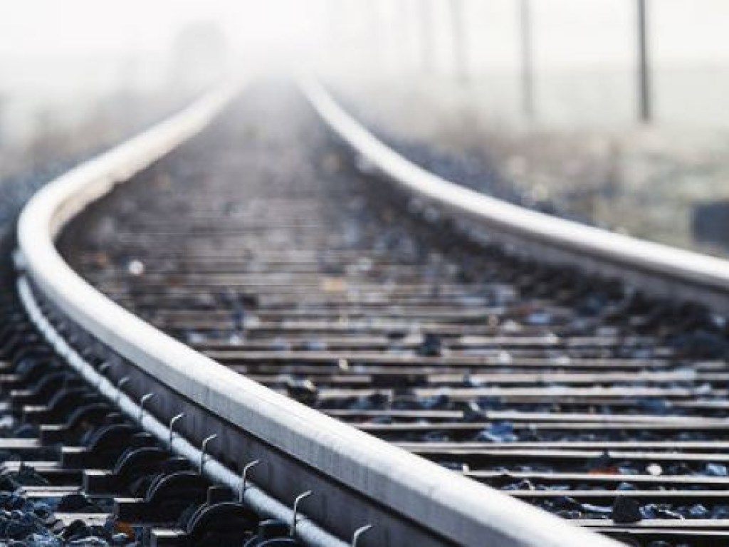 Трагедія на залізниці: 34-річний чоловік кинувся під пасажирський потяг