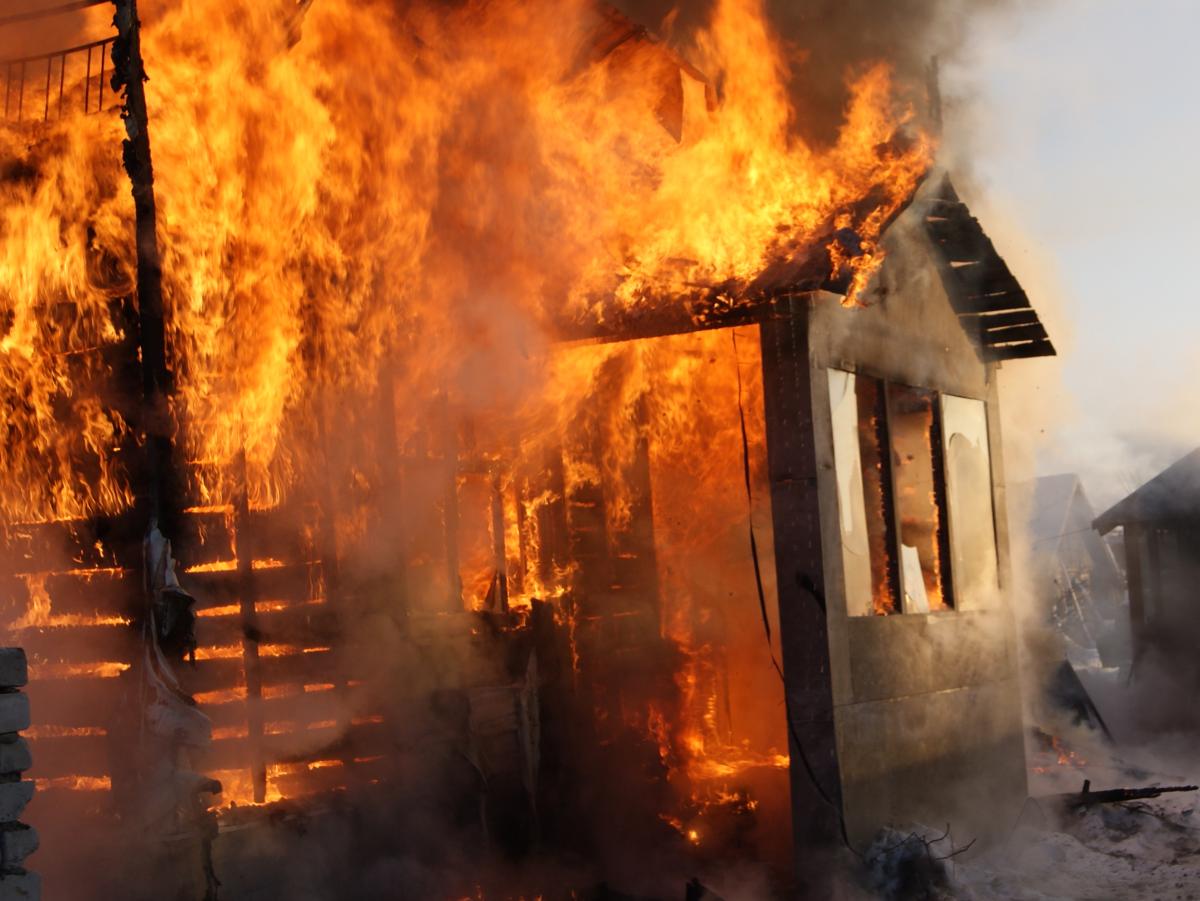 В Берегівському районі чоловік згорів у власному будинку