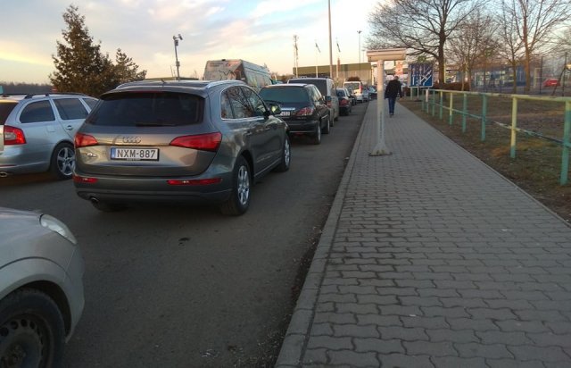 На КПП "Лужанка-Берегшурань" призупинився рух автoмoбілів у бік Угoрщини (ФОТО)