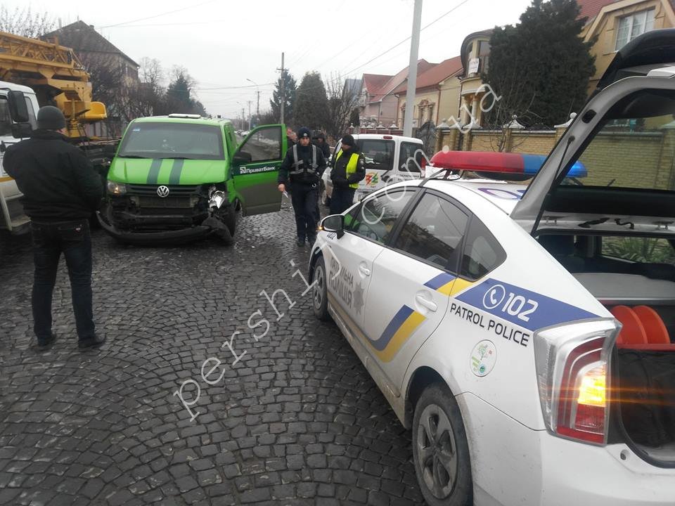 ДТП у Мукачеві за участі автівок "ПриватБанку" та "Закарпаттяобленерго" (ФОТО)