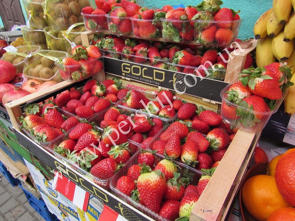 На центральному ринку в Мукачеві вже продають свіжі полуниці (ФОТО)
