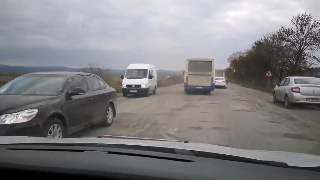 На Мукачівщині, неподалік Залужжя, автівки рухаються в 5 смуг (ВІДЕО)