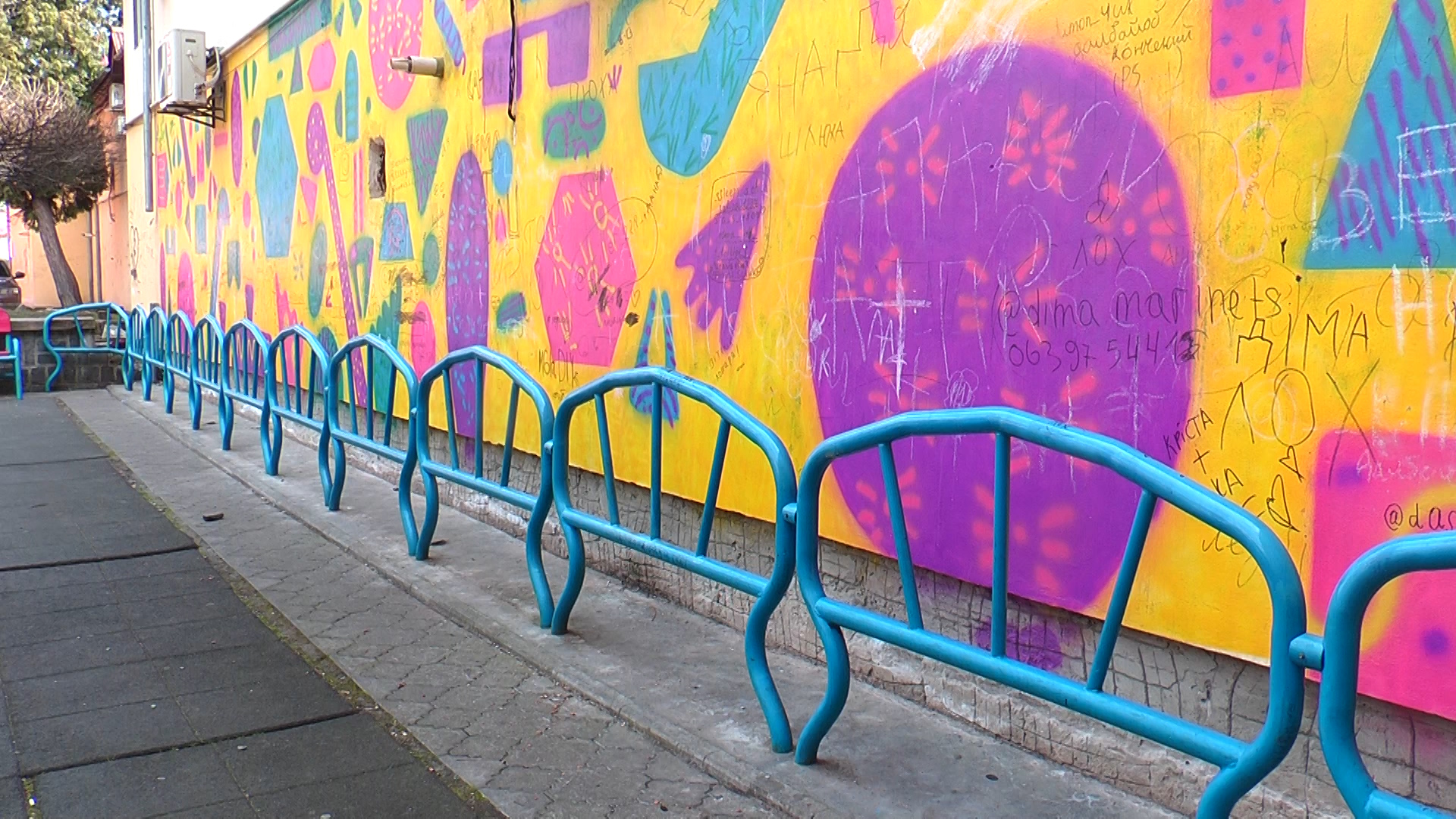 В Мукачеві малеча змушена проводити свій відпочинок поруч зі "стіною бруду" (ВІДЕО)