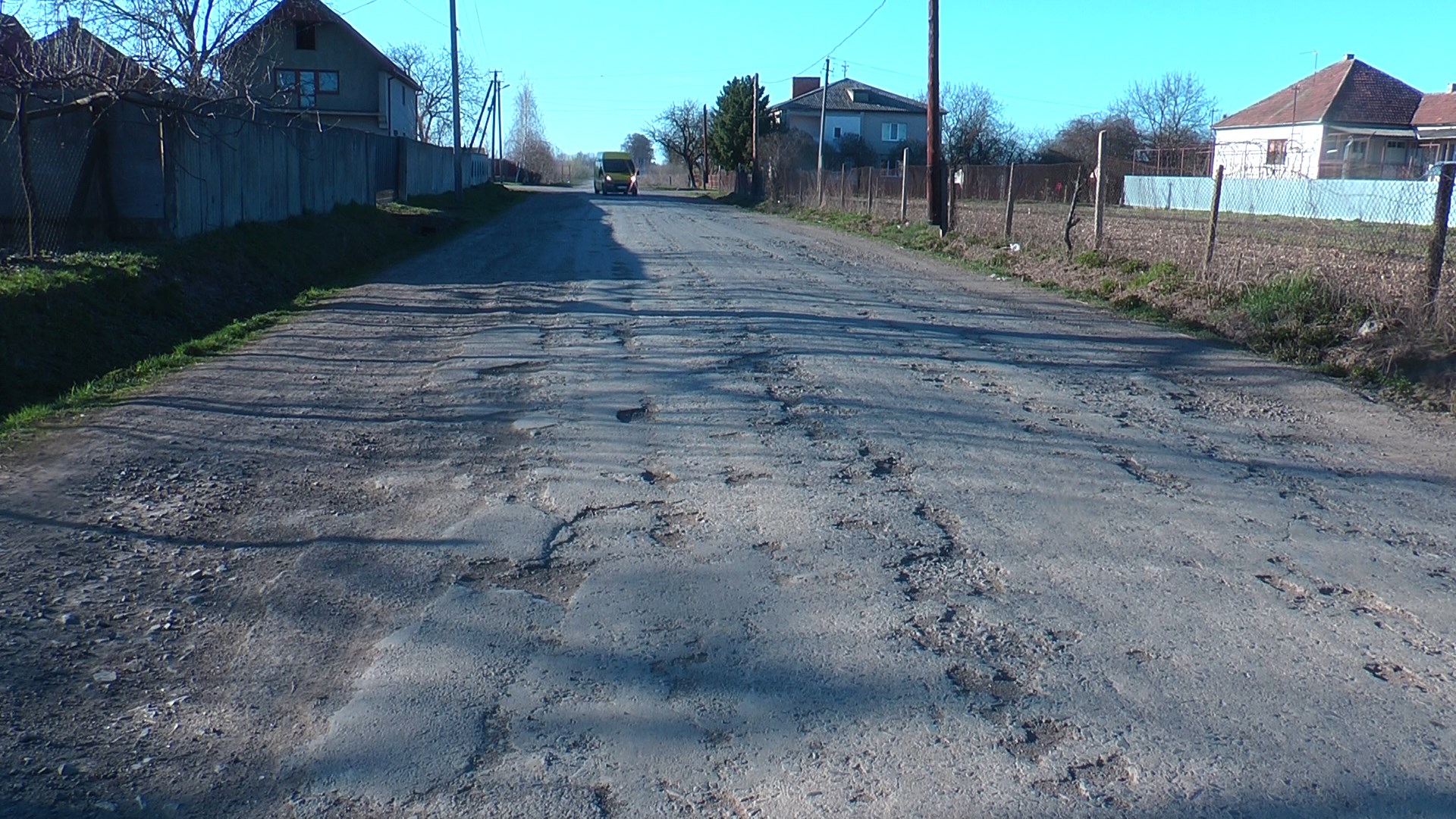 На Мукачівщині у Жнятині тамтешнім докучає аварійний шлях (ВІДЕО)