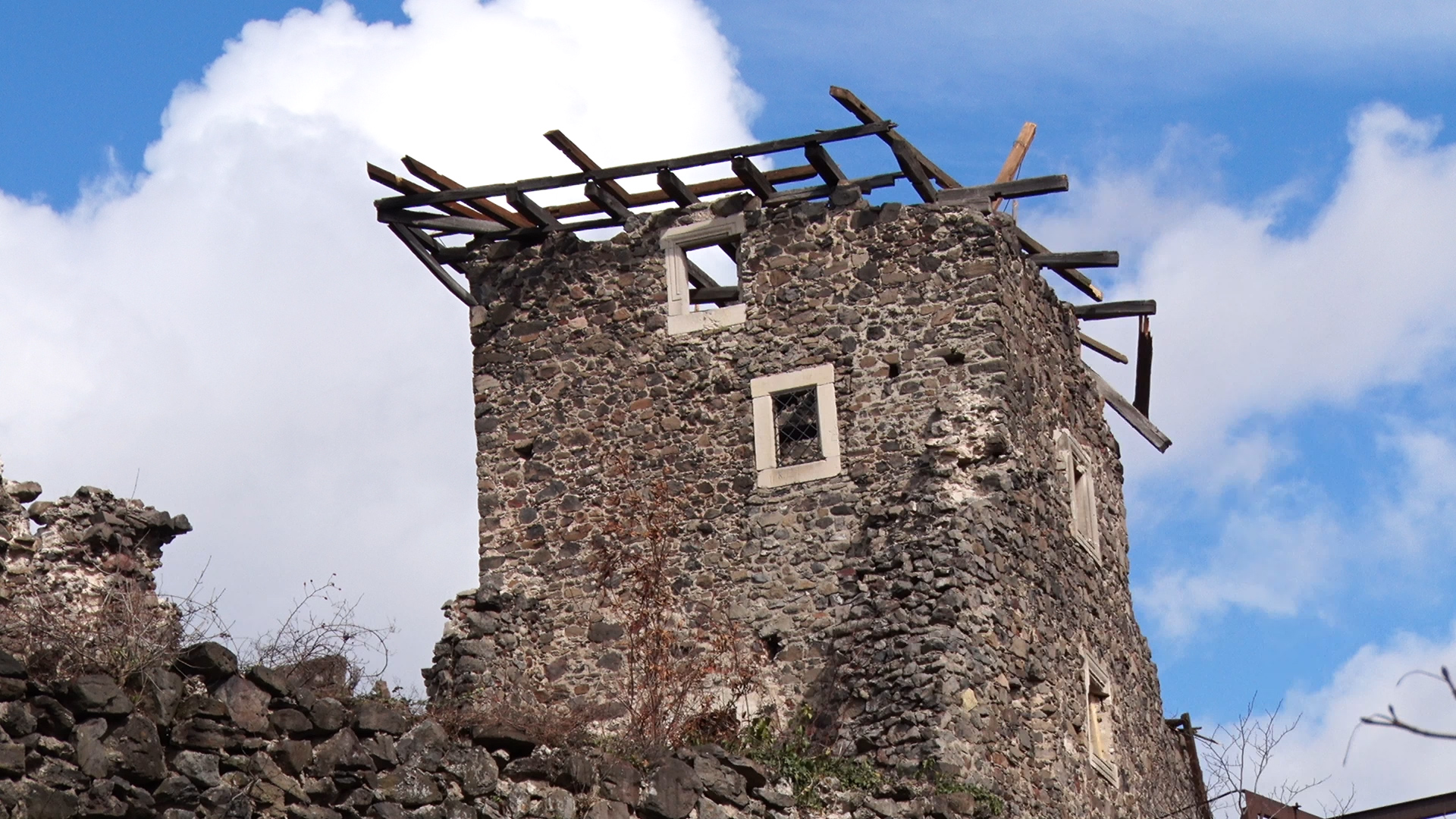Інциндент у Невицькому замку - дерев'яна конструкція не витримала поривів вітру (ВІДЕО)
