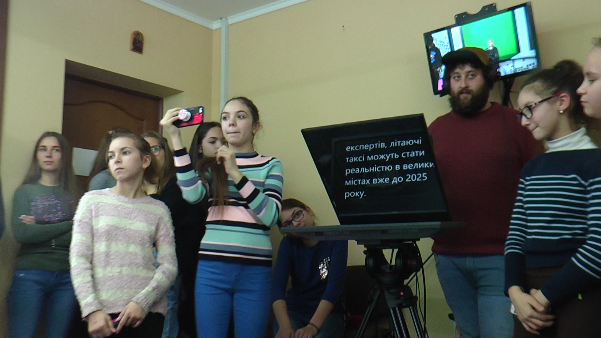В Мукачеві два десятки дівчат не тільки побачили, але й відчули себе журналістами (ВІДЕО)