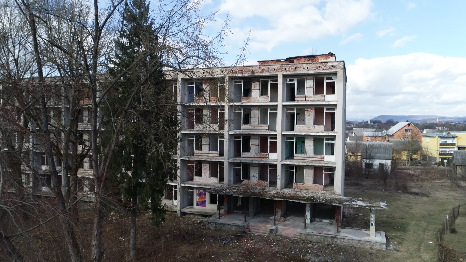 В селищі Буштино занепадає колишній табір "Тиса" (ВІДЕО)